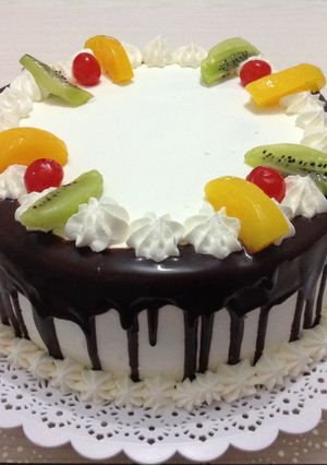 Una foto de Torta de Chocolate con Frutas y Chantilly