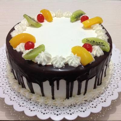 Torta de Chocolate con Frutas y Chantilly Receta de Haydee Agreda- Cookpad