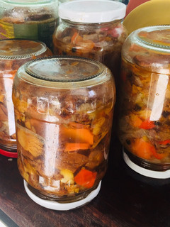 Una foto de Hongos al escabeche en frascos esterilizados