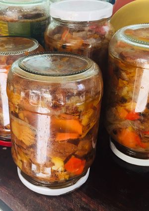 Una foto de Hongos al escabeche en frascos esterilizados