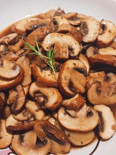 รูปของ เห็ดแชมปิญองผัดเนยกระเทียม (Sauteed Mushroom Garlic Butter)