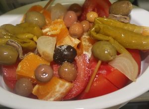 Una foto de Ensalada de tomate, naranja y Gildas