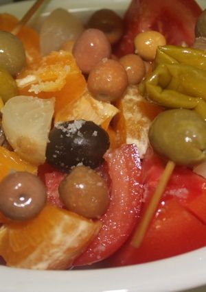 Una foto de Ensalada de tomate, naranja y Gildas