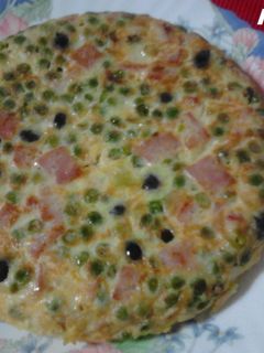 Una foto de Tortilla de verduras con jamón cocido y aceitunas de Cuquillo