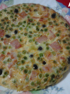 Una foto de Tortilla de verduras con jamón cocido y aceitunas de Cuquillo