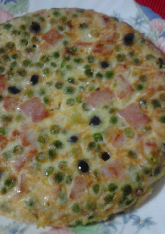 Una foto de Tortilla de verduras con jamón cocido y aceitunas de Cuquillo