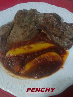 Una foto de Hígado de cordero con tomate y pimiento amarillo