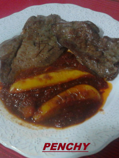 Una foto de Hígado de cordero con tomate y pimiento amarillo