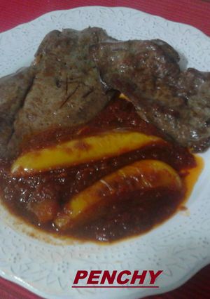 Una foto de Hígado de cordero con tomate y pimiento amarillo