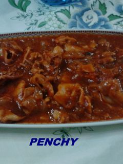 Una foto de Calamares en salsa con su tinta al Fino de Moriles