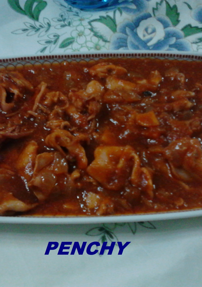 Una foto de Calamares en salsa con su tinta al Fino de Moriles