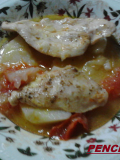 Una foto de Guiso de pollo en blanco