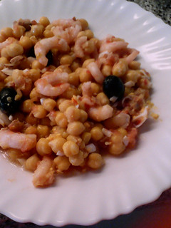 Una foto de Ensalada de garbanzos con gambitas