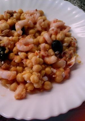 Una foto de Ensalada de garbanzos con gambitas