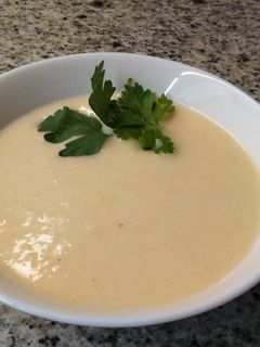 Una foto de Crema fria de puerros y almendras