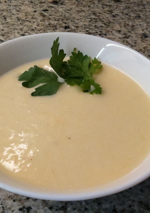 Una foto de Crema fria de puerros y almendras