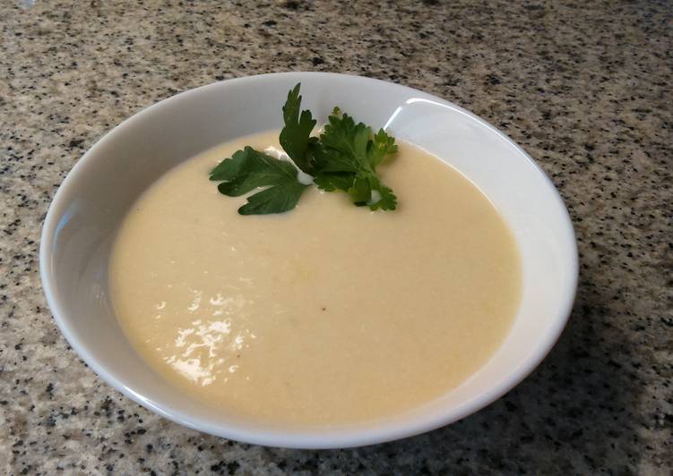 Crema fria de puerros y almendras