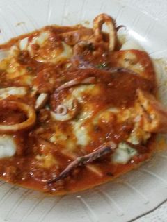 Una foto de Agñelottis de pollo y espinaca en salsa de calamares.