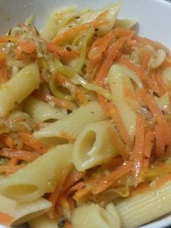 Una foto de Pasta con juliana de verduras