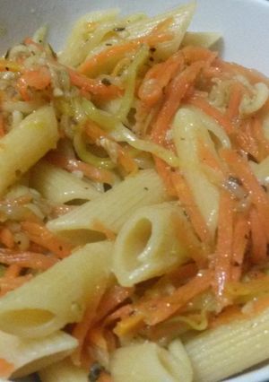 Una foto de Pasta con juliana de verduras