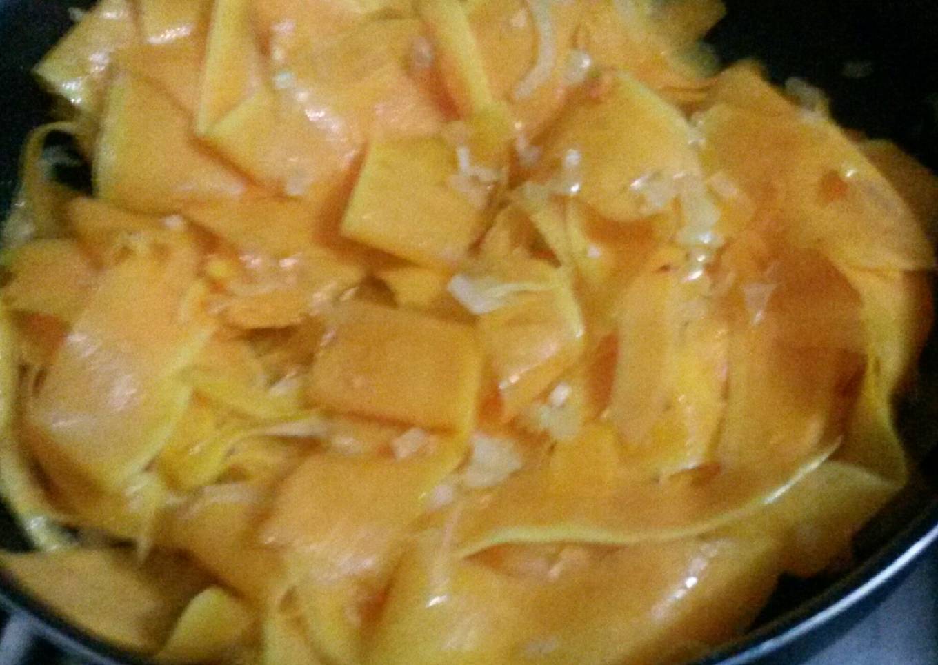 Cintas de calabaza con cebolla y ajo