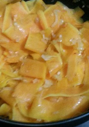 Una foto de Cintas de calabaza con cebolla y ajo