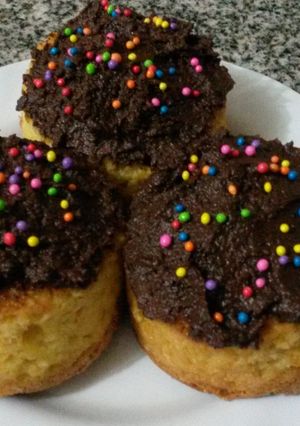 Una foto de Budincitos de naranja con corazón de dulce de leche y ganache de chocolate