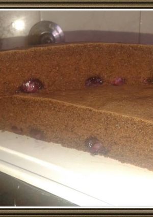 Una foto de Bizcochuelo integral de chocolate y arándanos