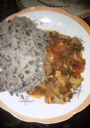 A picture of Black beans mokimo with beef stew.