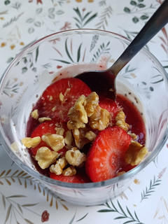 Una foto de Postre de yogur con fresas y semillas de chía