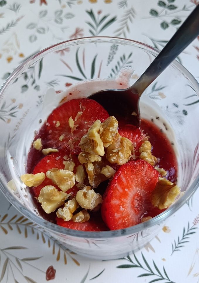 Una foto de Postre de yogur con fresas y semillas de chía