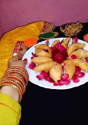 खोवा की गुजिया (khova ki gujiya recipe in Hindi) रेसिपी मुख्य फोटो