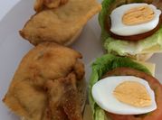 Una foto de sandwiches de milanesa