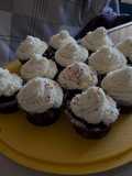 Cupcake vegani con cioccolato e frosting al cocco