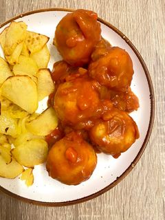 Una foto de Albóndigas de garbanzos con tomate frito y verduras