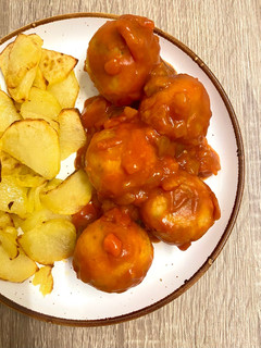 Una foto de Albóndigas de garbanzos con tomate frito y verduras
