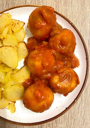 Una foto de Albóndigas de garbanzos con tomate frito y verduras