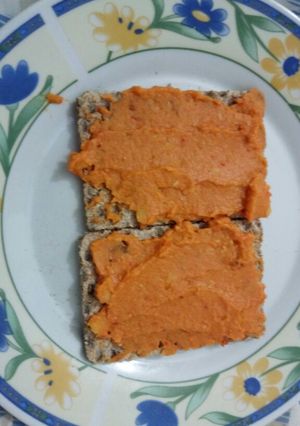 Una foto de Tostadas de centeno con hummus de pimientos asados