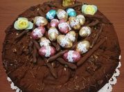 Una foto di dolci con cioccolata di uova di pasqua