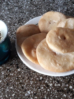 Una foto de Torta frita y empanaditas de dulce