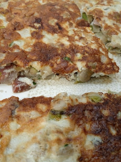 Una foto de Tortilla de habas con jamón