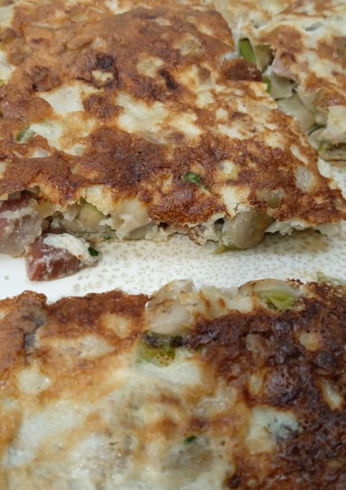 Una foto de Tortilla de habas con jamón