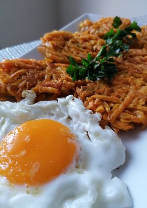 Zdjęcie przepisu Placki z batata i jajko sadzone.