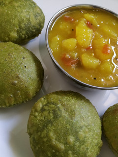 பாலக் கீரை பூரி (Palak Boori Recipe in Tamil) செய்முறை முக்கிய புகைப்படம்