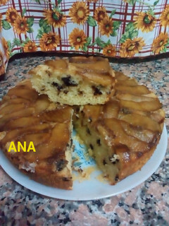 Una foto de Torta de manzana invertida con chips de chocolate