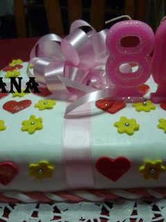 Una foto de Torta un lindo regalo de cumpleaños de 80 