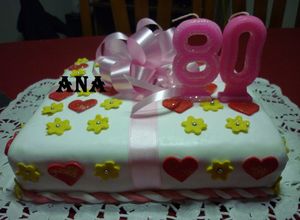 Una foto de Torta un lindo regalo de cumpleaños de 80 