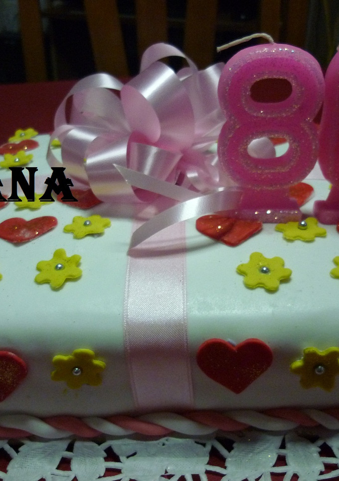 Una foto de Torta un lindo regalo de cumpleaños de 80 