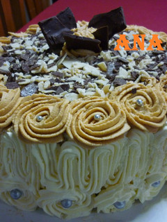 Una foto de Torta decorada con Crema y Dulce de leche Casera 