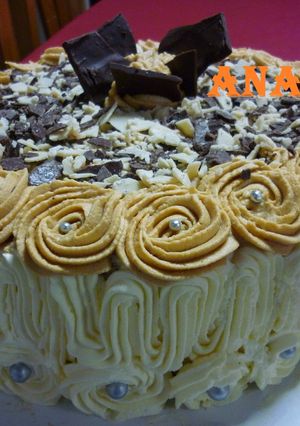 Una foto de Torta decorada con Crema y Dulce de leche Casera 